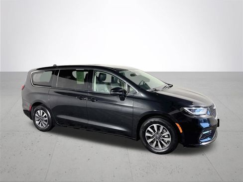 Used 2023 Chrysler Pacifica Touring-L FWD image 4