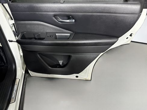 Used 2023 Nissan Pathfinder SL AWD/4WD image 28