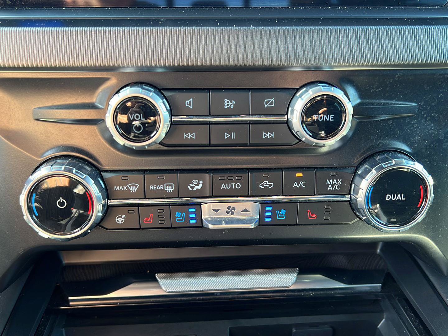 Used 2024 Ford F250 Platinum w/ FX4 Off-Road Package AWD/4WD image 15