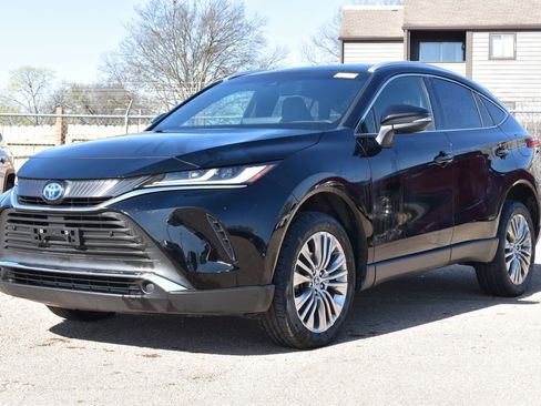 Used 2022 Toyota Venza XLE image 1