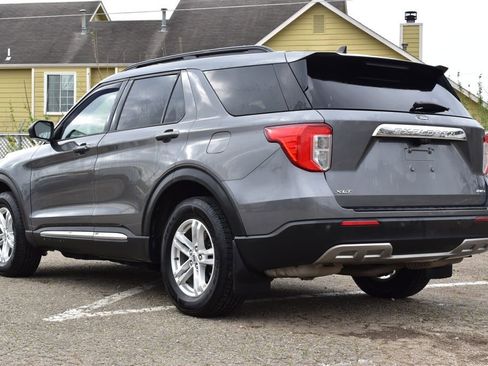 Used 2021 Ford Explorer XLT w/ Equipment Group 202A image 7