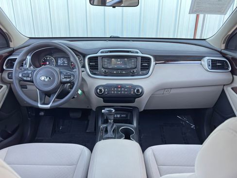 Used 2017 Kia Sorento LX image 11