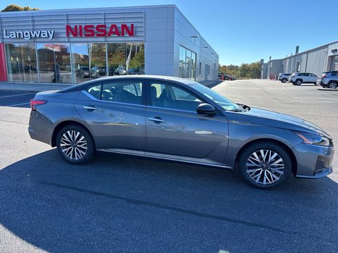 New 2025 Nissan Altima 2.5 SV FWD image 2