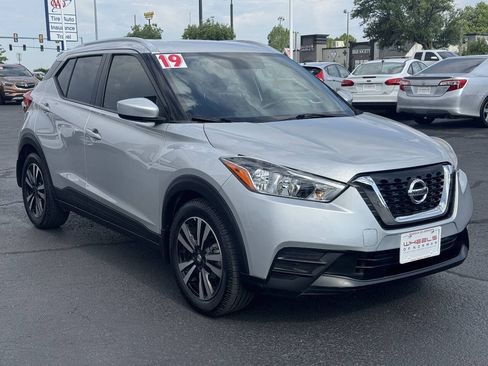 Used 2019 Nissan Kicks SV FWD image 3
