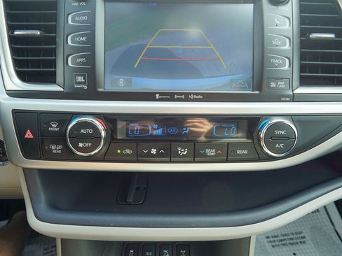 Used 2018 Toyota Highlander Limited Platinum AWD/4WD image 28