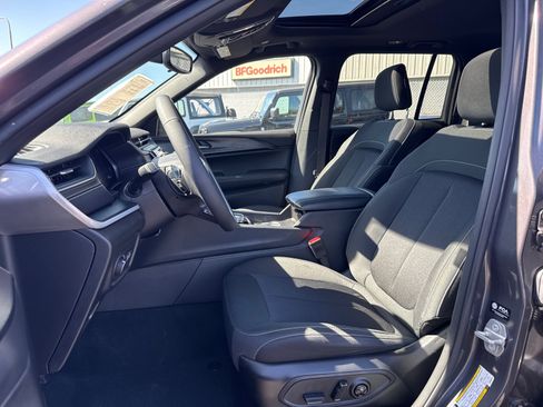 Used 2024 Jeep Grand Cherokee Laredo X AWD/4WD image 10
