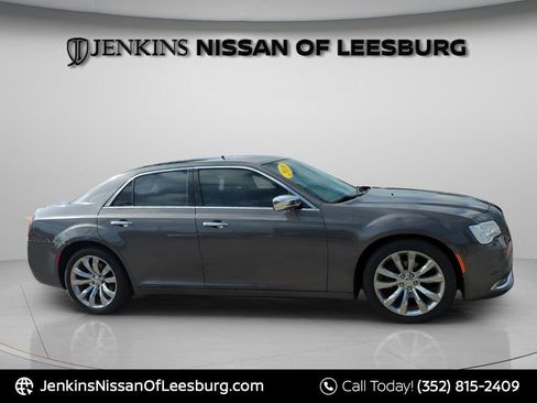 Used 2019 Chrysler 300 Limited RWD image 2