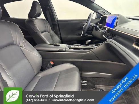 Used 2023 Toyota Crown Platinum image 9