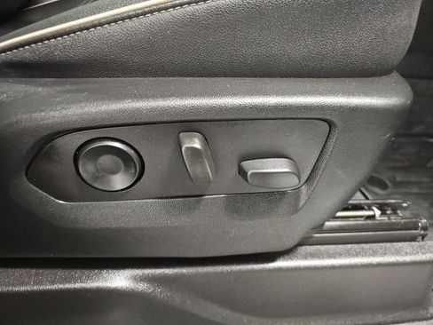 Used 2023 GMC Yukon SLT image 40