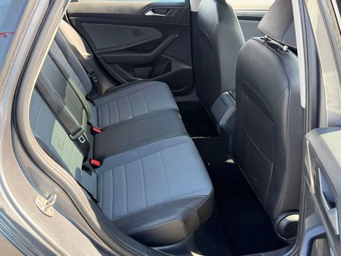 Used 2025 Volkswagen Jetta SE FWD image 25