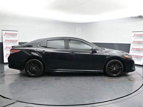 Used 2018 Toyota Camry SE image 9