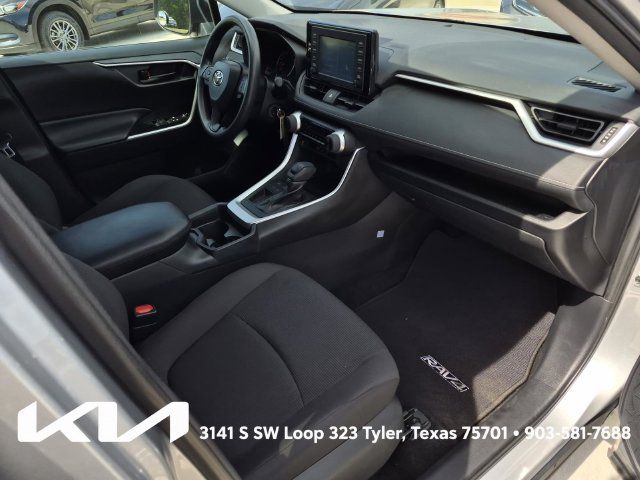 Used 2019 Toyota RAV4 LE FWD image 10