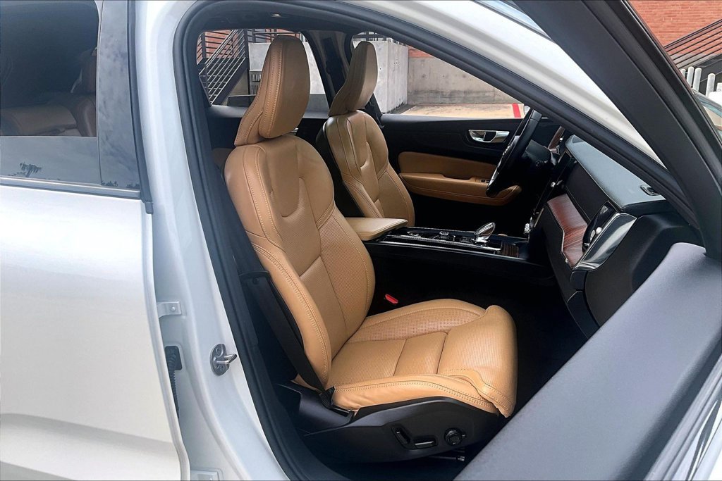 Certified 2024 Volvo XC60 B5 Ultimate w/ Protection Package Premier AWD/4WD image 10