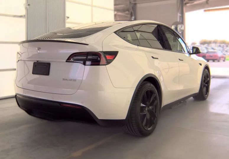 Used 2022 Tesla Model Y Performance AWD/4WD image 2