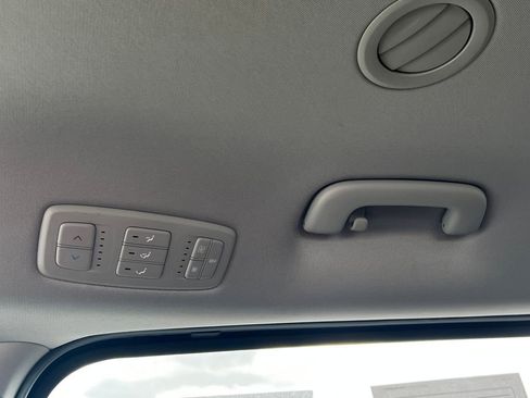 Used 2024 Kia Carnival LX FWD image 11