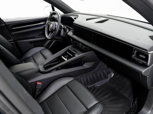 Used 2025 Porsche Macan Electric image 21