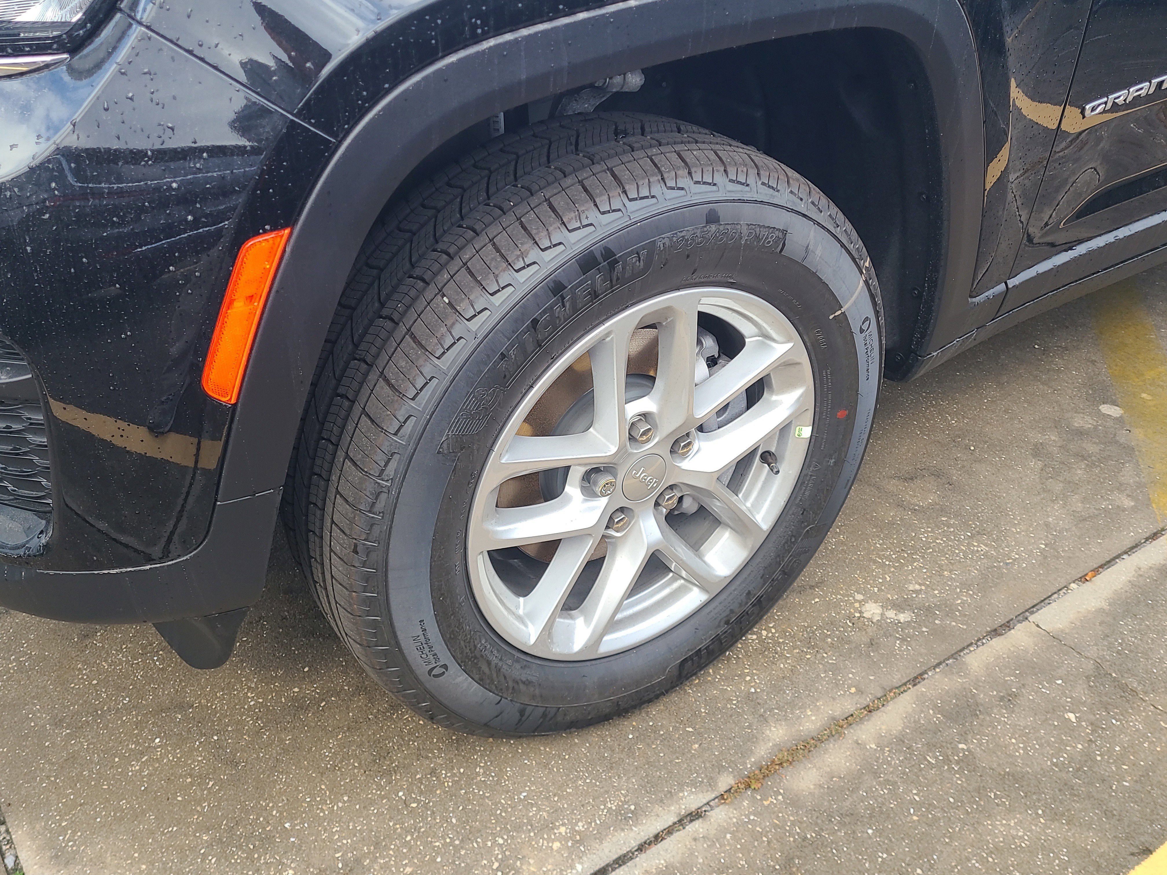 Used 2025 Jeep Grand Cherokee Laredo X w/ Luxury Tech Group I RWD image 4