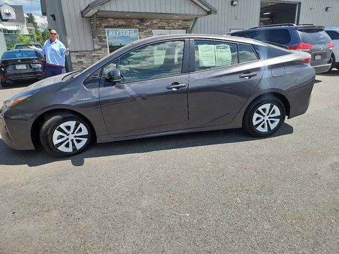 Used 2018 Toyota Prius Two w/ Prius Two Safety Plus Package FWD image 6