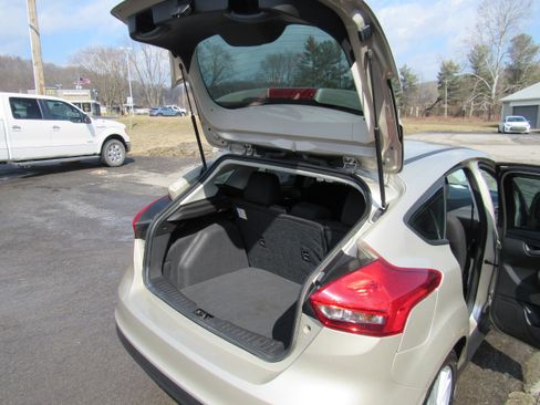 Used 2018 Ford Focus SE w/ Cold Weather Package FWD image 37