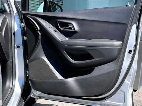 Used 2018 Chevrolet Trax LT w/ LT Convenience Package image 24