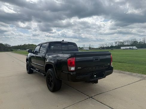 Used 2016 Toyota Tacoma TRD Sport w/ Premium & Technology Package image 6