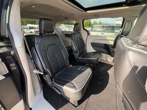 Used 2022 Chrysler Pacifica Limited FWD image 35