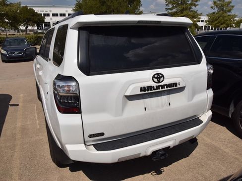Used 2022 Toyota 4Runner SR5 Premium w/ Moonroof Package RWD image 7
