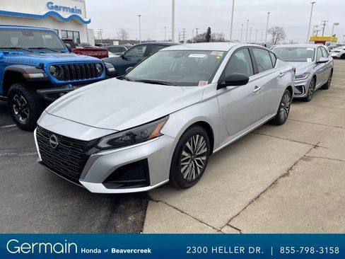 Used 2024 Nissan Altima 2.5 SV image 2