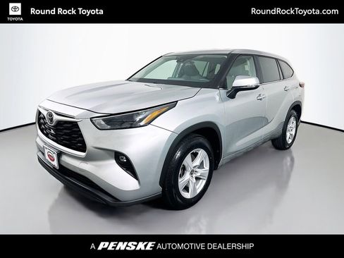 Certified 2025 Toyota Highlander LE FWD image 1