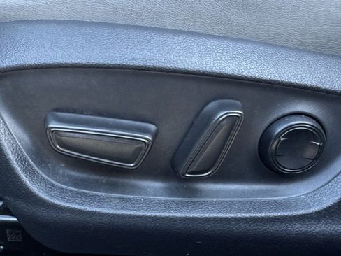 Used 2019 Toyota Avalon XLE image 27