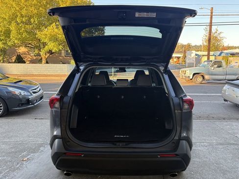 Used 2022 Toyota RAV4 XLE Premium image 9