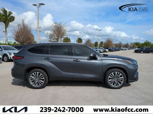 Used 2023 Toyota Highlander LE image 4