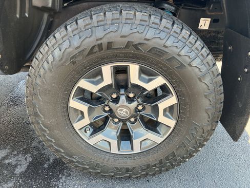 Used 2019 Toyota Tacoma TRD Off-Road w/ Technology Package AWD/4WD image 15