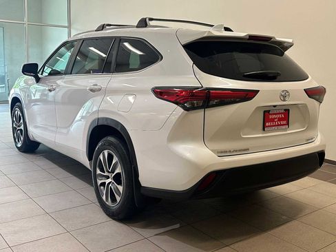 Used 2023 Toyota Highlander XLE AWD/4WD image 4