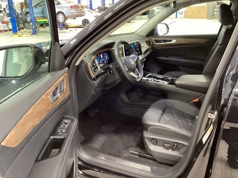 Used 2025 Volkswagen Atlas SE AWD/4WD image 11