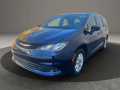 Used 2017 Chrysler Pacifica Touring image 1