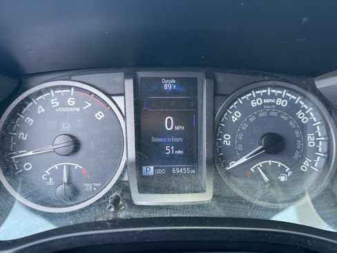 Used 2017 Toyota Tacoma TRD Sport AWD/4WD image 10