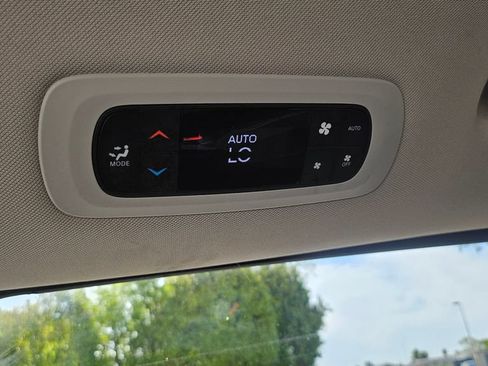 Used 2023 Chrysler Pacifica Touring-L FWD image 40