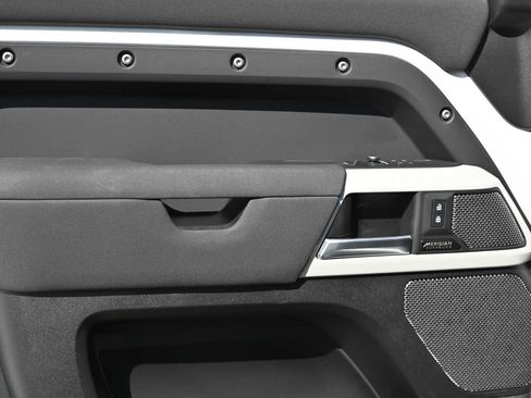 Used 2023 Land Rover Defender 90 X-Dynamic SE image 11