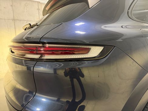 Certified 2025 Porsche Cayenne AWD/4WD image 15