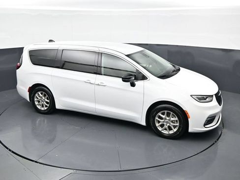 Used 2024 Chrysler Pacifica Touring-L FWD image 34