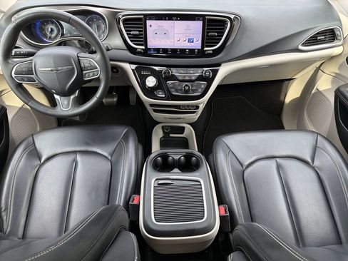 Used 2023 Chrysler Pacifica Touring-L FWD image 2