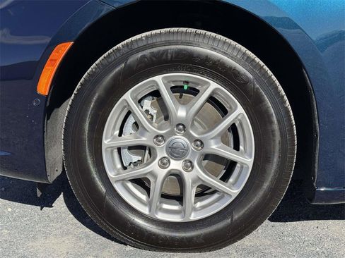 Used 2025 Chrysler Pacifica Select image 11