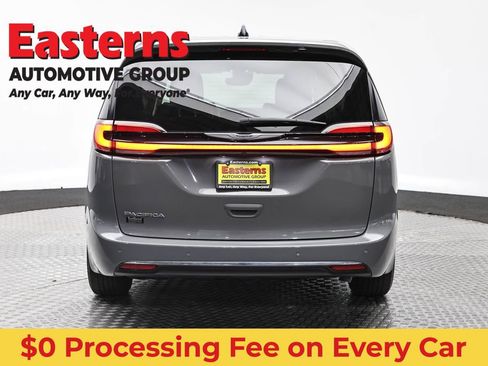 Used 2023 Chrysler Pacifica Touring-L FWD image 6