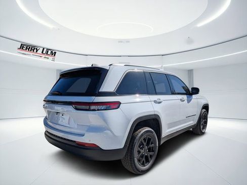 New 2026 Jeep Grand Cherokee Laredo image 3