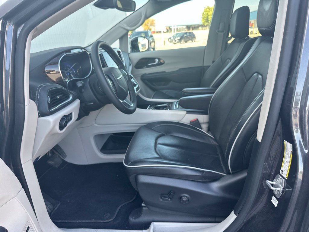 Used 2023 Chrysler Pacifica Limited w/ Uconnect Theater Family Group FWD image 14