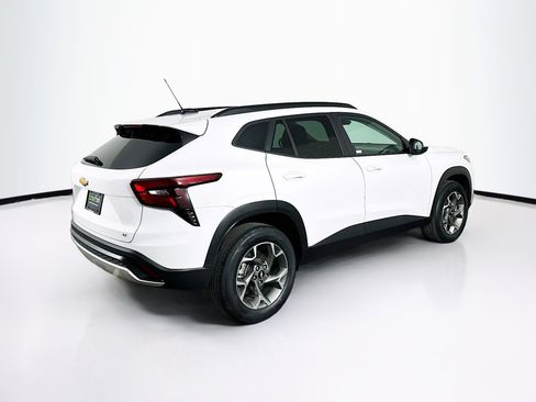 Used 2025 Chevrolet Trax LT w/ LT Convenience Package image 9