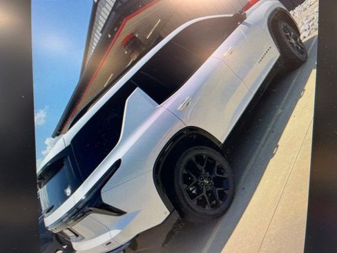 Used 2025 Chevrolet Traverse RS w/ LPO, Floor Liner Package FWD image 2