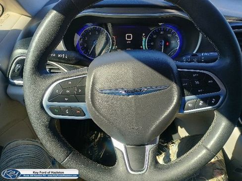 Used 2023 Chrysler Pacifica Touring-L FWD image 25