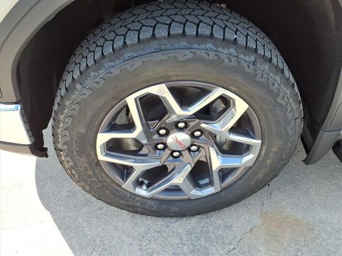 New 2026 GMC Sierra 1500 SLT image 9